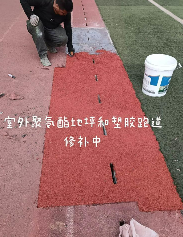 九真镇球场地面翻新维修，核心是先诊断破损
